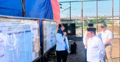 Kepala Dinas SDA DKI Jakarta Ika Agustiningrum saat menjelaskan progres pembebasan laham Sungai Ciliwung di Kelurahan Cawang, Jakarta Timur, Jumat, 10 Juli 2026. (Sumber: Poskota/M. Tegar Jihad)
