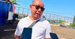 Anggota Komisi D DPRD Jakarta, Pantas Nainggolan mempertikan keterangan tentang pembebasan lahan di Taman Harapan, Cawang, Jakarta Timur, Jumat, 10 Juli 2026. (Sumber: Poskota/M. Tegar Jihad)