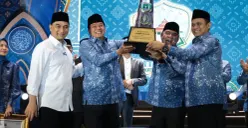 Secara seremonial Wakil  Gubernur Banten, Dimyati Natakusuma memberikan piala juara umum kepada Bupati Tangerang, Moch. Maesyal Rasyid, Kamis, 9 Juli 2026. (Sumber: Istimewa)