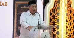 KH Zulfa Mustofa menyampaikan pandangannya terkait bursa calon Ketua Umum PBNU menjelang Muktamar Ke-35 NU usai peluncuran kitab Ithafu Ummati Al Muqtafa di Jakarta. (Sumber: Istimewa)