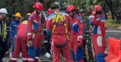 Damkar Jakarta Timur saat melakukan evakuasi tiga pekerja subkontraktor di saluran gorong-gorong depan Pintu III Taman Mini Indonesia Indah (TMII). (Sumber: Damkar Jaktim)