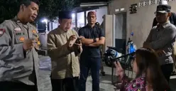 Lurah Cilangkap Galih didampingi Anggota Bhabinkamtibmas Cilangkap, Aiptu Arif bersama lingkungan RT RE dan warga saat mengintrogasi seorang wanita penghibur saat kontrakan dijadikan tempat prostitusi online. (Sumber: Poskota/Angga)