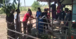 Tim Tagana dan BSR saat mendistribusikan bantuan air bersih di Ponpes Raudhatul Alfalah  di Kecamatan Patia, Kabupaten Pandeglang. (Sumber: Dok. Tagana Pandeglang)