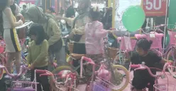 Potret pengunjung melihat stand sepeda di Jakarta Fair Kemayoran 2026. (Sumber: Istimewa)