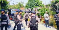Tim Gegana menyisir lokasi teror bom di SDN Srengseng Sawah 15, Jagakarsa, Jakarta Selatan, Senin, 13 Juli 2026. (Sumber: Polda Metro Jaya)