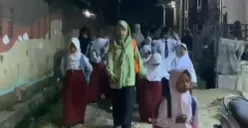 Suasana para siswa di Kabupaten Lebak, datang ke sekolah sejak waktu subuh demi mendapatkan bangku paling depan. (Sumber: Dok. Istimewa)