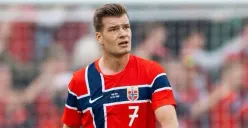 Alexander Sorloth menjelaskan momen kontroversial saat memilih menembak ketimbang mengoper kepada Erling Haaland dalam laga Norwegia vs Inggris di perempat final Piala Dunia 2026. (Sumber: X/@PeakSxnti)