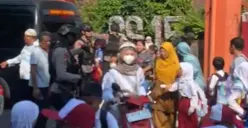Tim Gegana Polri mendatangi SDN Srengseng Sawah 15 yang merupakan lokasi ancaman teror bom. (Sumber: Istimewa)