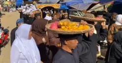 Ratusan masyarakat adat di Kasepuhan Cisitu, Kabupaten Lebak, menggelar seren tahun. (Sumber: Dok. Kasepuhan Cisitu)