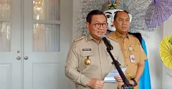 Gubernur DKI Jakarta Pramono Anung Wibowo saat memberikan keterangan pers di Balai Kota Jakarta, Senin, 13 Juli 2026. (Sumber: Poskota/ Ali Mansur)