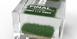 Merchandise resmi FIFA berupa potongan asli lapangan Stadion MetLife dijual sebagai suvenir eksklusif menjelang final Piala Dunia FIFA 2026. (Sumber: FIFA)