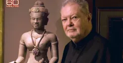 Kolektor seni Douglas Latchford menjadi sorotan publik setelah dua arca Buddha perunggu berusia lebih dari 1.200 tahun yang pernah dikaitkan dengan jaringan perdagangannya resmi dipulangkan ke Indonesia. (Sumber: X/@AndyBrouwer)