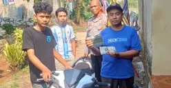 Bhabinkamtibmas Desa Kalisuren Aiptu Iwan mengembalikam motor hasil curian dibuang ke kebon singkong  Desa Kalisuren berhasil dikembalikan ke pemilik korban. (Sumber: Poskota/Angga)