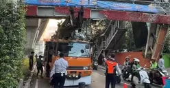 JPO di Jalan Kapten Tendean arah Blok M, Mampang Prapatan, Jakarta Selatan, rusak parah setelah ditabrak truk pengangkut crane, Selasa, 14 Juli 2026, dini hari WIB. (Sumber: Dok. Istimewa)