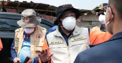 Bupati Tangerang, Maesyal Rasyid saat meninjau TPA Jatiwaringin. (Sumber: Poskota/Veronica)