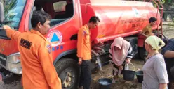 Tim dari BPBD-PK Pandeglang saat mendistribusikan bantuan air bersih di Kecamatan Angsana. (Sumber: BPBD-PK Pandeglang)