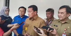 Bupati Tangerang, Maesyal Rasyid usai mengikuti rapat evaluasi penanganan kebakaran TPA Jatiwaringin. (Sumber: Poskota/Veronica)