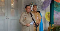 Gubernur Jakarta, Pramono Anung memberikan keterangan tentang kegiatan KBM di SDN 15 Srengseng Sawah tidak diliburkan di Balai Kota Jakarta, Senin, 13 Juli 2026. (Sumber: Poskota/Ali Mansur)