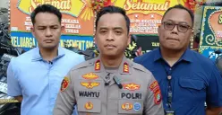 Kapolsek Tambora AKP Wahyu Hidayat mengatakan, jajarannya telah menggagalkan pengiriman 12 unit sepeda motor yang diduga merupakan hasil tindak pidana pencurian dan hendak dikirim ke Pulau Sumatera. (Sumber: Polsek Tambora)