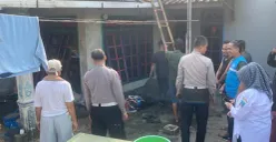 Petugas dibantu masyarakat berhasil padamkan api yang membakar rumah milik karyawan swasta. (Sumber: Polsek Cikande)
