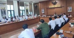 Puluhan PPPK Paruh Waktu saat beraudiensi dengan Komisi 1 DPRD Pandeglang. (Sumber: Poskota/Samsul Fatoni)