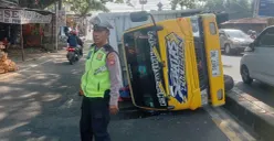 Petugas Lantas Polsek Beji melakukan pengaturan lalu lintas di Jalan Raya Bojongsari mengucari kemacetan akibat ada truk terguling, Rabu siang, 15 Juli 2026. (Sumber: Poskota/ Angga)