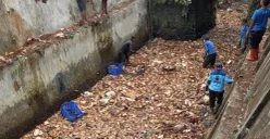 Tumpukan sampah steorofom menggunung di Kali Irigasi Krukut RW 03 dibersihkan petugas DLHK Kota Depok. (Sumber: Poskota/Angga)