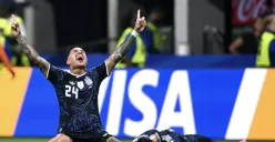 Pemain Timnas Argentina merayakan kemenangan 2-1 atas Inggris pada semifinal Piala Dunia 2026. Jersey biru tua kembali menjadi simbol kemenangan bersejarah La Albiceleste atas rival lamanya. (Sumber: FIFA)