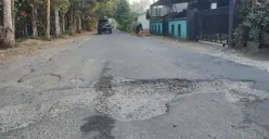 Ruas jalan Bama-Pagelaran di Pandeglang yang dibangun melalui program Bang Andra terlihat sudah rusak lagi. (Sumber: Poskota/Samsul Fatoni)