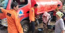 Jajaran BPBD-PK Pandeglang saat mendistribusikan bantuan air bersih. (Sumber: BPBD-PK Pandeglang)