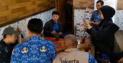 Pelaku pembuang sampah di Jalan Cidodol Raya, Grogol Selatan, Kebayoran Lama, Jakarta Selatan, dijatuhi sanksi. (Sumber: Dok. DLH Jakarta)