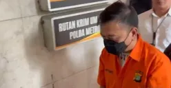 Tersangka dugaan kasus TPPU, Don Ritto digelandang di Polda Metro Jaya sebelum diserahkan ke Kejaksaan Agung, Jumat, 17 Juli 2026. (Sumber: Poskota/Ali Mansur)