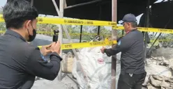 Petugas KLH menyegel pabrik pengolakan limbah aluminium film di Sindang Jaya, Kabupaten Tangerang. (Sumber: Poskota/Veronica Prasetio)