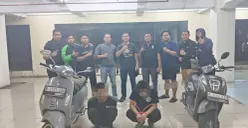 Potret dua pelaku curanmor beserta bukti motor curian diamankan polisi. (Sumber: Polres Metro Depok)