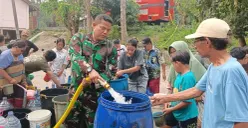 Personil Kodim 0602/Serang membagikan air bersih kepada warga terdampak kekeringan di Desa Cakung, Kecamatan Binuang, Kabupaten Serang. (Sumber: Dok. Istimewa)