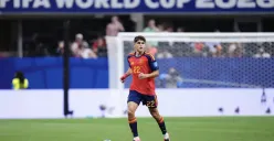 Pau Cubarsi menjadi pemain muda penting di lini belakang Spanyol dan meraih Penghargaan Pemain Muda Terbaik FIFA setelah membawa La Roja menjuarai Piala Dunia 2026. (Sumber: FIFA)