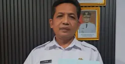 Kepala Disdikpora Pandeglang, Sutoto saat memperlihatkan surat teguran untuk sejumlah kontraktor. (Sumber: Istimewa)