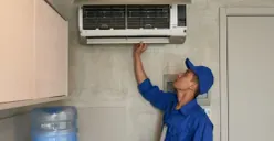 Teknisi sedang mengecek Air Conditioner (AC). (Sumber: Istimewa)
