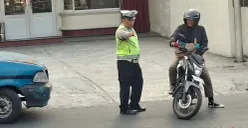 Polisi mencegat pemotor nakal yang berkendara lawan arah di Jalan Raya Bogor KM 35, Kelurahan Sukamaju, Kecamatan Sukmajaya, Kota Depok, Senin, 20 Juli 2026. (Sumber: Poskota/Angga Pahlevi)