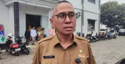 Sekda Kabupaten Pandeglang, Asep Rahmat menggandeng Kejari untuk menagih pengusaha soal kelebihan pembayaran proyek yang belum dikembalikan. (Sumber: Poskota/Samsul Fatoni)