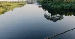 Kondisi Sungai Cisadane yang berwarna hitam akibat tercemar limbah pabrik. (Sumber: Poskota/Veronica)