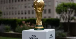 Trofi asli tetap menjadi milik FIFA dan tidak disimpan secara permanen oleh negara pemenang. (Sumber: FIFA)