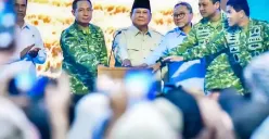Presiden Prabowo Subianto didampingi Panglima TNI Jenderal Agus Subiyanto meninjau mesin pengolah sampah MOTAH saat menghadiri Panen Raya Terintegrasi Program Ketahanan Pangan di Lanud Abdulrachman Saleh, Malang, Jawa Timur. (Sumber: Istimewa)
