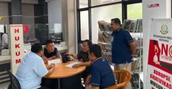 Penyidik Polda Banten menyerahkan tersangka dan barang bukti setelah dinyatakan lengkap oleh JPU di kantor Kejari Serang. (Sumber: Dok. Polda Banten)