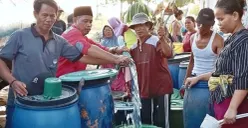 Ratusan warga terdampak kekeringan di Kecamatan Patia, Pandeglang, saat menerima bantuan air bersih. (Sumber: Istimewa)