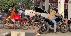 Potret pengguna motor Thunder Modifikasi yang mengatre di jalur BBM Subsidi. (Sumber: X/@Heraloebs)