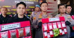 Kapolres Cimahi, AKBP Niko N. Adi Putra (tengah) menunjukan barang bukti kasus peredaran narkotika jenis sabu, Rabu, 22 Juli 2026. (Sumber: Poskota/Gatot Poedji Utomo)