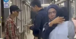 Seorang pria (bertopi) diduga melakukan aksi pelecehan seksual terhadap penumpang perempuan dalam Transjakarta rute Puri Beta, Selasa, 21 Juli 2026. (Sumber: Dok. Istimewa)