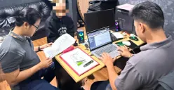Tersangka YDS didampingi penasehat hukum saat dimintai keterangan di ruang Satresnarkoba Polres Serang. (Sumber: Satresnarkoba Polres Serang)