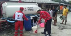 Petugas PMI Kota Depok mendistribusikan bantuan air bersih ke warga kekeringan di wilayah Kelurahan Kemirimuka, Kecamatan Beji. (Sumber: Dok. Istimewa)